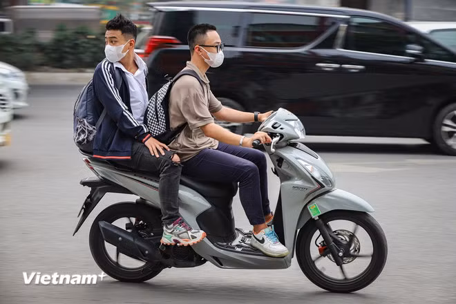 Học sinh điều khiển xe máy không đội mũ bảo hiểm, có nguy cơ thương tích khi xảy ra tai nạn giao thông. (Ảnh: Hoài Nam/Vietnam+)