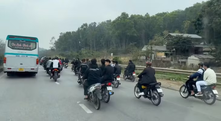 Nhóm thanh niên "đầu trần" điều khiển xe gắn máy trên QL1A, đoạn qua huyện Hậu Lộc, Thanh Hoá.