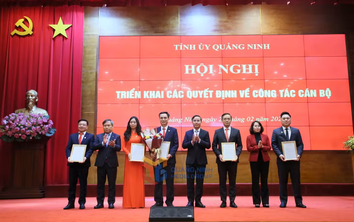 Thường trực Tỉnh ủy trao quyết định thành lập Sở Khoa học và Công nghệ và tặng hoa chúc mừng.
