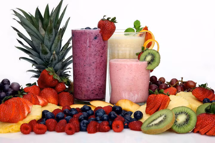 Một mẹo tận dụng trái cây thừa ngày Tết hiệu quả là chế biến thành nước ép hoặc sinh tố. (Ảnh: The Kitchn)