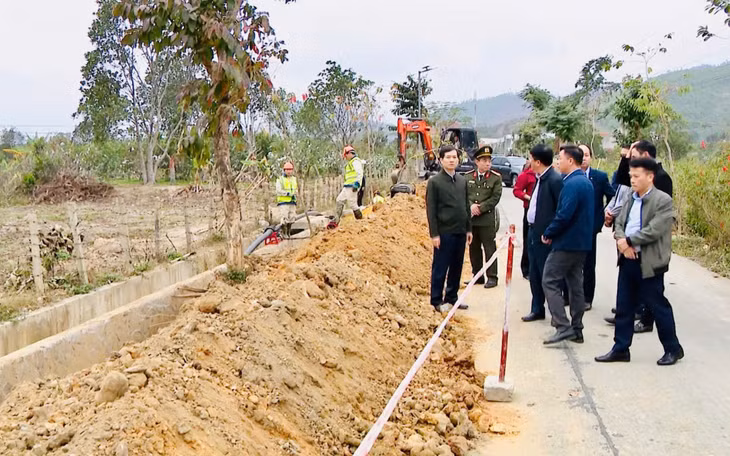 Các đồng chí lãnh đạo thành phố kiểm tra tiến độ Dự án xây dựng hệ thống cấp nước sạch tập trung tại xã Kỳ Thượng.
