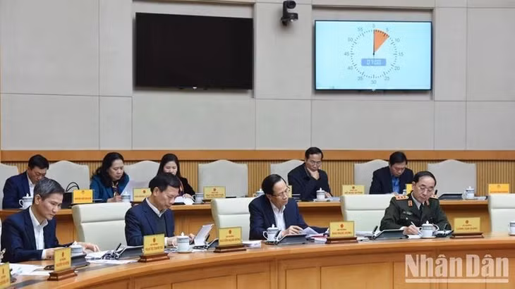 Đại diện lãnh đạo các bộ, ngành Trung ương tham dự phiên họp (Ảnh: TRẦN HẢI).