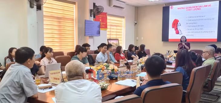 Thạc sĩ Nguyễn Thị Thu Hà hỗ trợ đào tạo tại Trung tâm Y tế TP Móng Cái.
