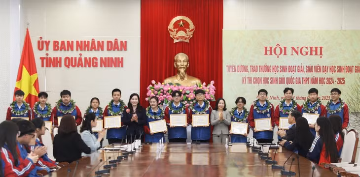 Các đồng chí Vi Ngọc Bích, Phó Chủ tịch Thường trực HĐND tỉnh; Nguyễn Thị Hạnh, Phó Chủ tịch UBND tỉnh trao thưởng cho học sinh đoạt giải nhì tại kỳ thi chọn học sinh giỏi Quốc gia THPT năm học 2024-2025. Ảnh: Đỗ Phương