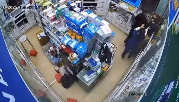 Nữ nhân viên nhà thuốc Long Châu bị người đàn ông hành hung. Ảnh cắt từ video.