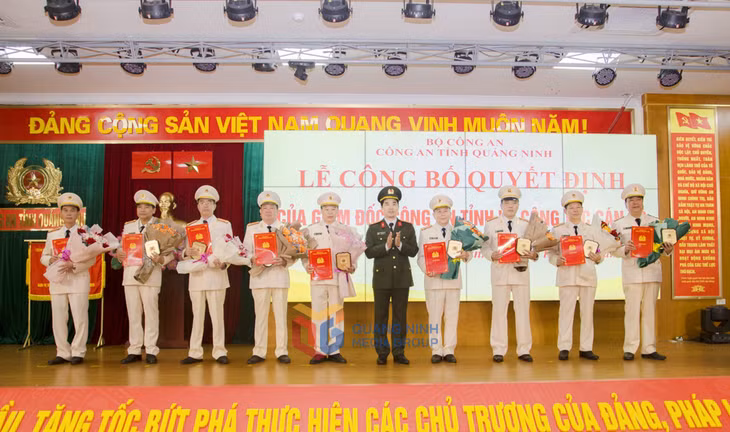 g Giám đốc Công an tỉnh đã trao quyết định nghỉ công tác trước tuổi hưởng chế độ hưu trí đối với 9 lãnh đạo cấp phòng và tương đương. 