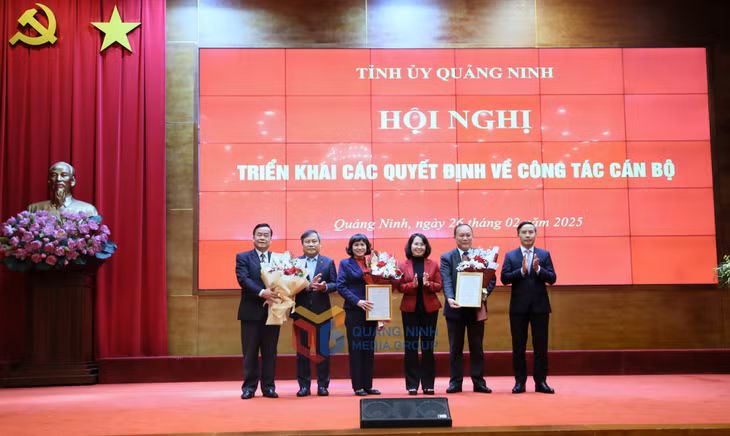 Thường trực Tỉnh ủy trao quyết định nghỉ hưu trước tuổi cho các đồng chí: Nguyễn Thị Vinh, Nguyễn Hoài Sơn, Vũ Công Lực.