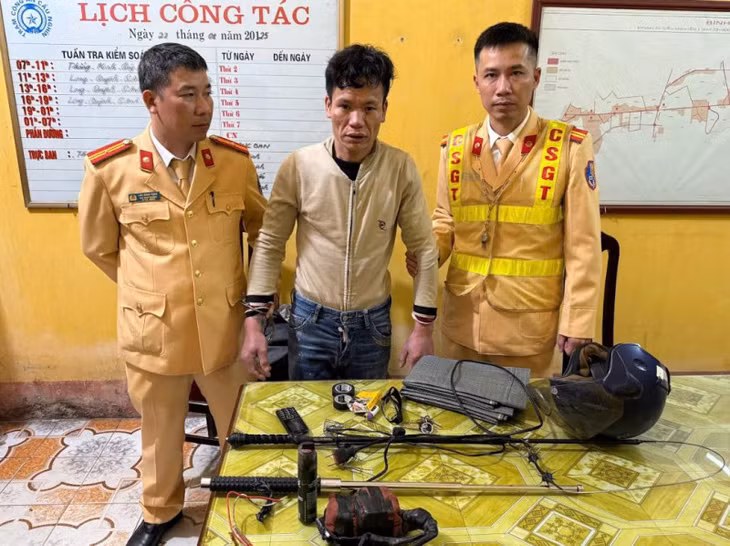 Nguyễn Xuân Phú và tang vật thu giữ.