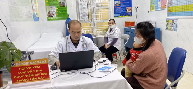 Bác sĩ Làu Nhục Sáng khám cho bệnh nhân tại Trạm Y tế xã Quảng Lâm. (Ảnh nhân vật cung cấp)