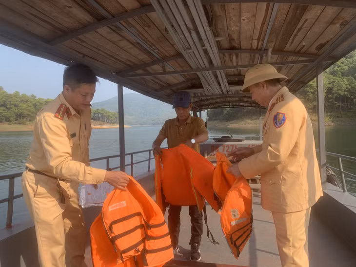 Lực lượng chức năng kiểm tra an toàn các phương tiện đò vận chuyển khách đi Chùa Lôi Âm (TP Hạ Long).