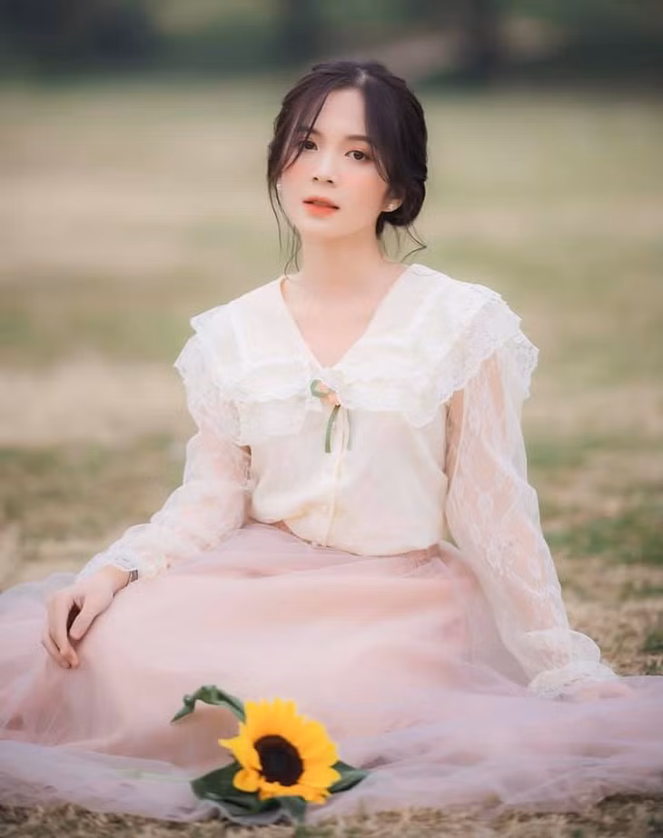 Sau đó, cô tham gia Mặt nạ gương, Gara hạnh phúc, Đừng nói khi yêu và gần nhất là Chúng ta của 8 năm sau trong vai cô giáo Nguyệt thời trẻ. Cha tôi người ở lại là phim đầu tiên cô đóng chính.