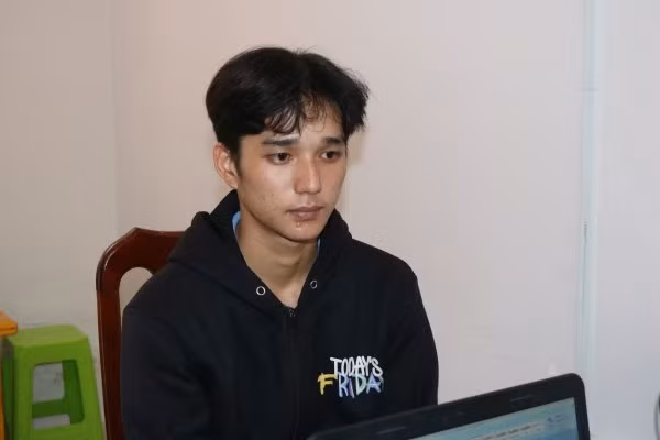 Nguyễn Minh Thiện tại cơ quan công an.