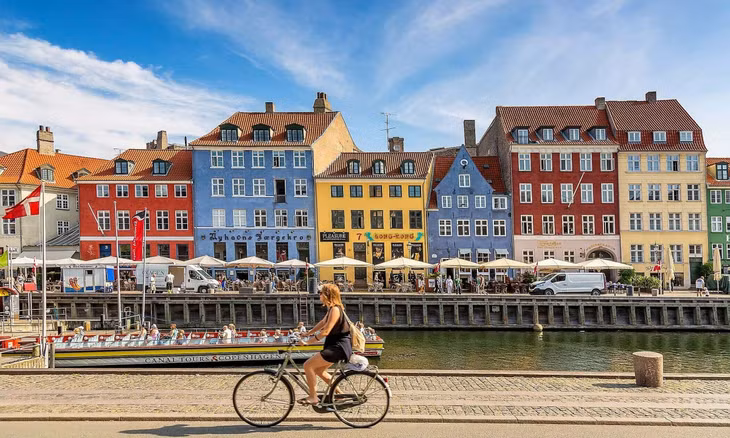 Các chuyên gia từ công ty bảo hiểm du lịch lớn bậc nhất thế giới Berkshire Hathaway Travel Protection đã đưa ra danh sách những quốc gia an toàn nhất năm 2025. Danh sách được khảo sát từ những du khách từng đến quốc gia cụ thể, các chỉ số như Chỉ số Hòa bình toàn cầu, điểm an toàn từ GeoSure Global. Theo đơn vị bảo hiểm, cách đánh giá này đảm bảo sự cân bằng, không có điểm số nào mang đến nhiều lợi thế hơn cho một quốc gia. Ảnh: Independent