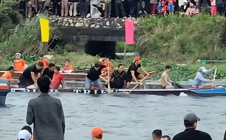 Lực lượng chức năng nỗ lực cứu hộ các vận động viên bị đuối nước (Ảnh cắt từ clip).