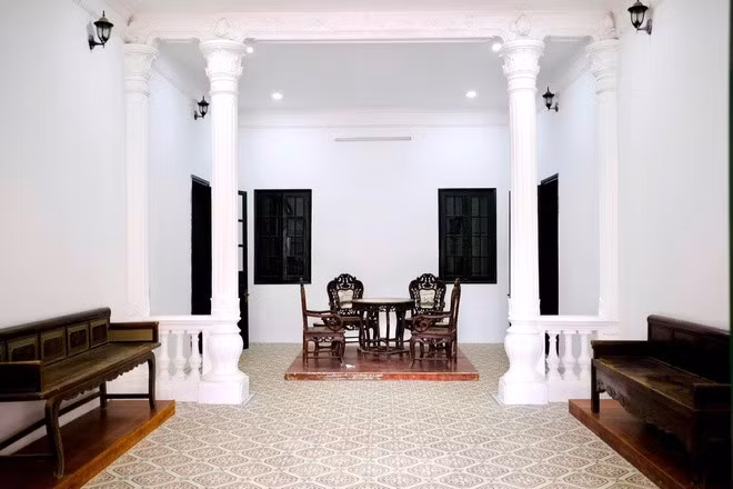 Ở không gian chính của dinh thự nằm ở tầng một có một số đồ vật, bàn ghế đã được đưa vào để trang trí nhằm tăng phần cổ kính.