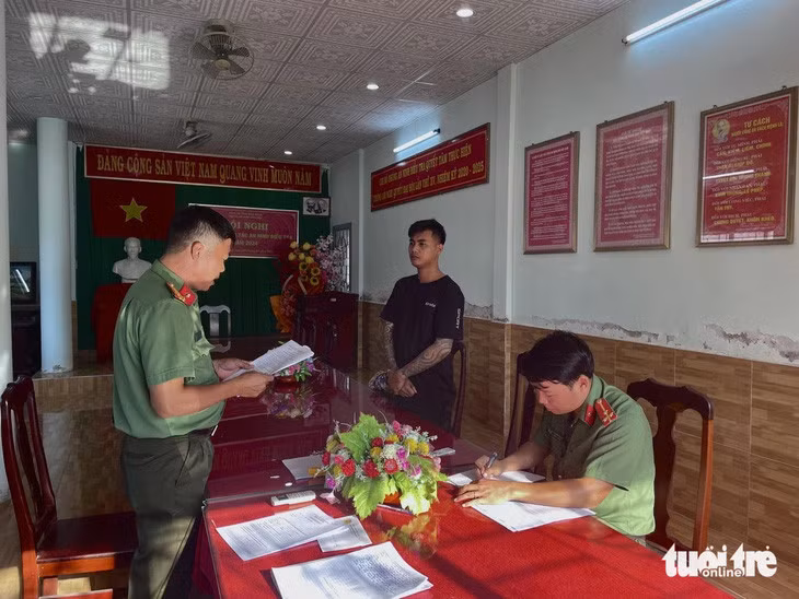 Cơ quan an ninh điều tra Công an tỉnh Kiên Giang đọc lệnh bắt bị can Nguyễn Văn Sáng - Ảnh: HOÀNG ĐÔ