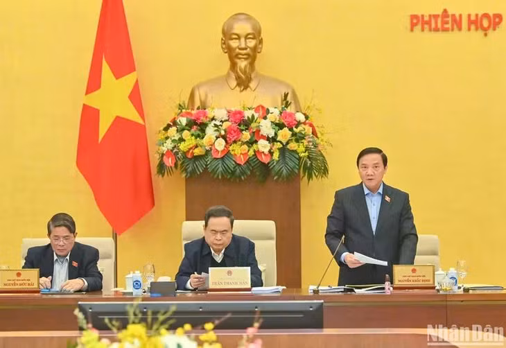 Phó Chủ tịch Quốc hội Nguyễn Khắc Định điều hành nội dung phiên họp. (Ảnh: DUY LINH)