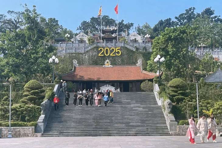 Du khách tham quan, vãng cảnh tại đền Cửa Ông (TP Cẩm Phả).