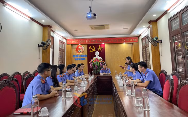 VKSND TP Uông Bí duy trì thực hiện hiệu quả học tập pháp luật đầu giờ buổi sáng hàng ngày.