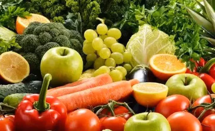 Tăng cường ăn uống rau lá xanh và trái cây tươi một cách thích hợp có thể bổ sung lượng dinh dưỡng thiếu hụt. (Ảnh: ITN)