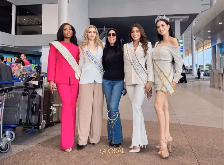 Như Vân (bìa phải) cùng người đẹp các nước tham gia Miss Global - Ảnh: Miss Global