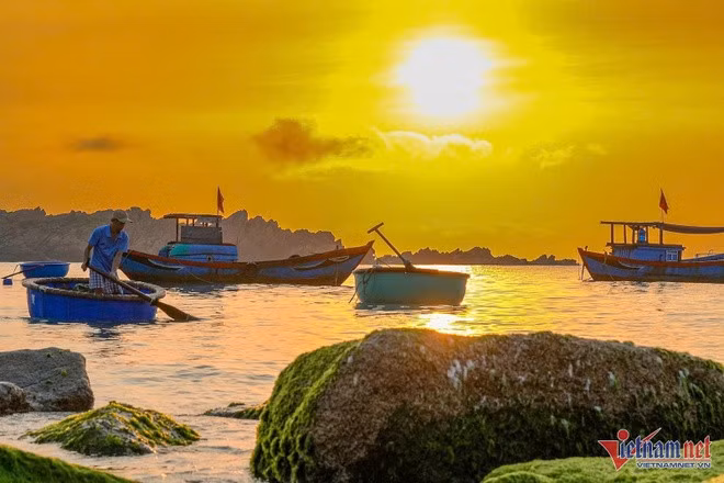 Đến đây, du khách còn có cơ hội tìm hiểu về cuộc sống bình dị của người dân làng chài ven biển.