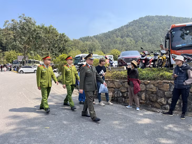 Công an TP Uông Bí tăng cường kiểm tra, nắm tình hình tại Khu di tích danh thắng Yên Tử.