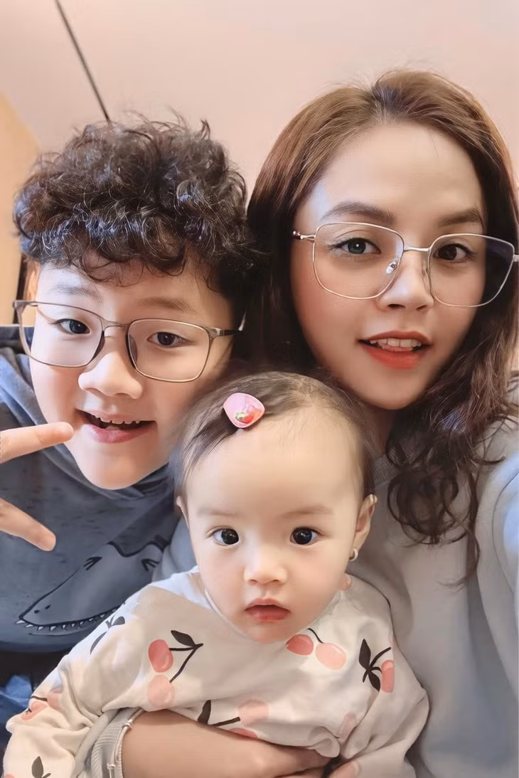 Thu Quỳnh và 2 con, bé Be và Tằm.