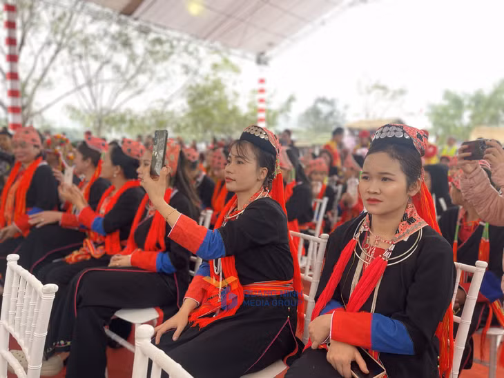Phụ nữ dân tộc Dao Thanh Y xúng xính trong trang phục truyền thống dự hội làng.