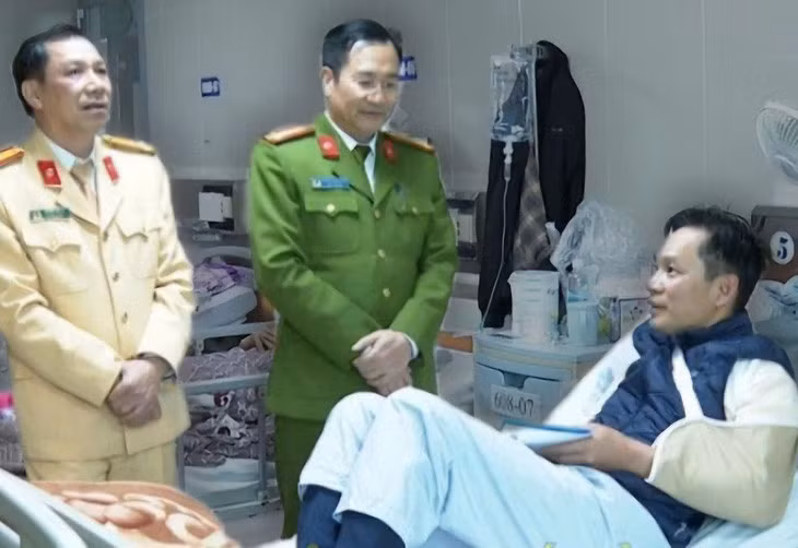 Chiều 4-2, thượng tá Phạm Thanh Tiến - (giữa) phó giám đốc Công an tỉnh Thái Bình - đến thăm, động viên đại úy Nguyễn Đình Mạnh - cán bộ Phòng cảnh sát giao thông, Công an tỉnh Thái Bình - bị thương khi làm nhiệm vụ - Ảnh: C.A.