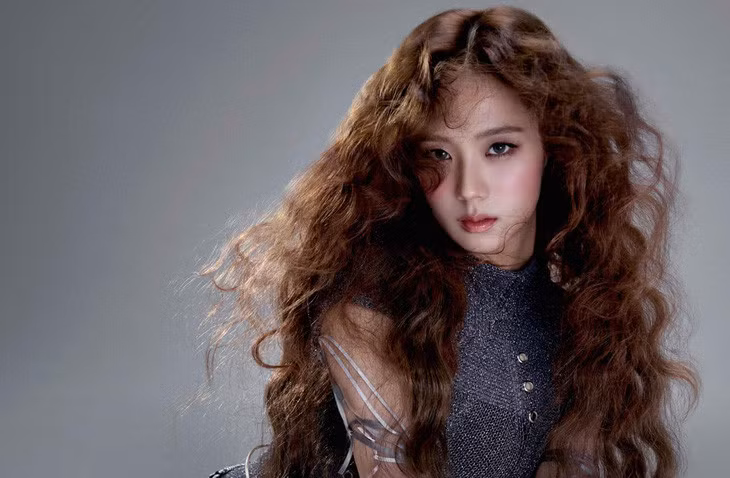 Vẻ ngoài khác lạ của Jisoo khiến người hâm mộ thích thú - Ảnh: BLISSOO