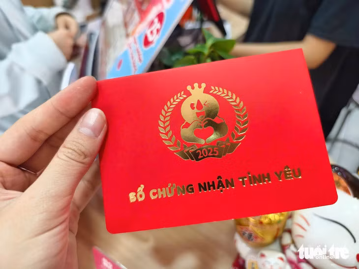 Theo nhân viên quán, gần 70 cuốn sổ đã được trao tặng các cặp đôi khi mua trà sữa trước 14/2 - Ảnh: NHẬT XUÂN