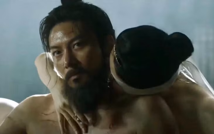 Queen Woo bị chỉ trích vì có cảnh nóng vô tội vạ - Ảnh: Naver