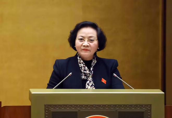 Bộ trưởng Bộ Nội vụ Phạm Thị Thanh Trà, thừa ủy quyền của Thủ tướng Chính phủ trình bày Tờ trình về dự án Luật Tổ chức chính quyền địa phương (sửa đổi). (Ảnh: Phạm Kiên/TTXVN)