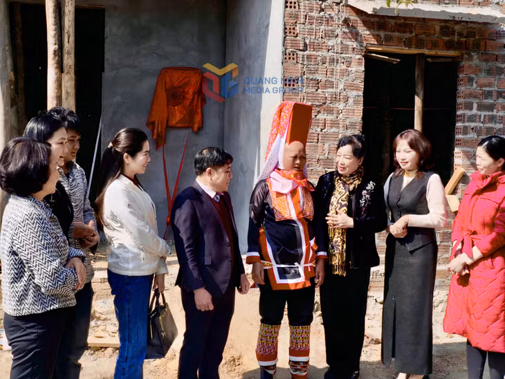 Hội LHPN huyện Bình Liêu phối hợp với Hội Nữ doanh nhân tỉnh khánh thành nhà 