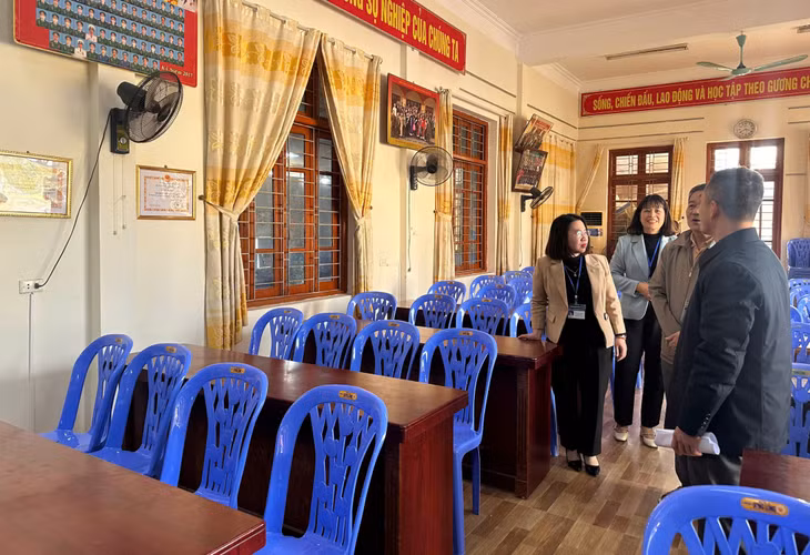 Cán bộ phường Thanh Sơn, TP Uông Bí kiểm kê tài sản của nhà văn hóa.