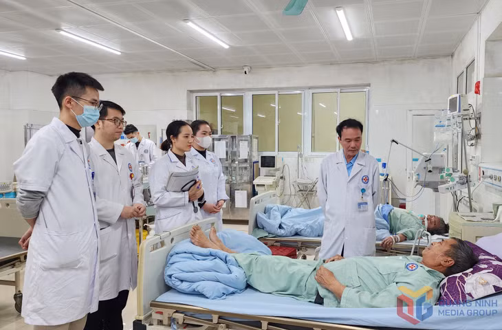 Y, bác sĩ Khoa Cấp cứu - Hồi sức tích cực - Chống độc (Trung tâm Y tế huyện Tiên Yên) thăm, khám sức khỏe cho người bệnh.