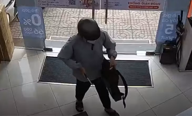 Clip do camera an ninh cửa hàng FPT Shop ghi lại cảnh Đức vào cửa hàng và lấy dao từ trong ba lô ra...