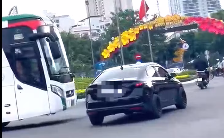 Chiếc ôtô lạng lách, nẹt pô giữa trung tâm TP Nha Trang (Khánh Hòa) - Ảnh: QUỐC VIỆT