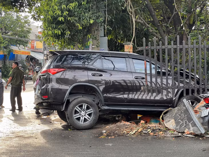 Chiếc ô tô chui qua tường rào.