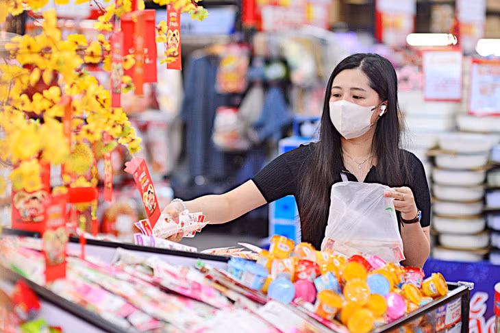 Đeo khẩu trang có thể ngăn ngừa được nhiều bệnh liên quan đến đường hô hấp - Ảnh: QUANG ĐỊNH