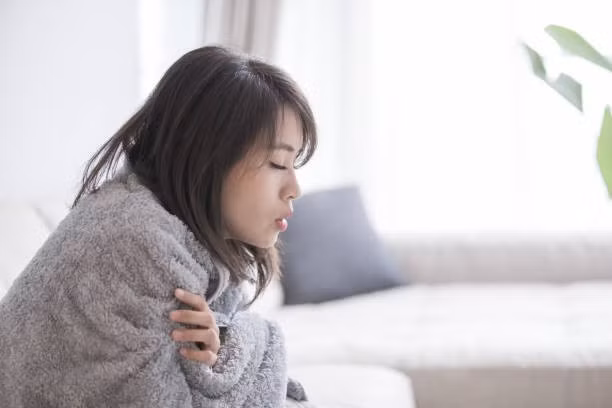 Sau khi tắm, cần ủ ấm cơ thể cẩn thận.