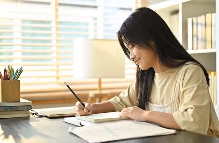 Viết nhật ký biết ơn cũng là một trong những cách giúp bảo vệ sức khỏe tim mạch. Ảnh: Shutterstock.
