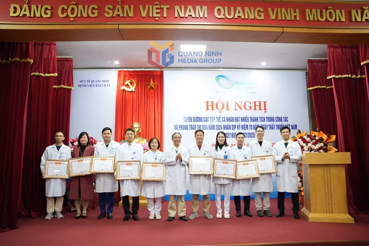 Bệnh viện Bãi Cháy tuyên dương các tập thể, cá nhân đạt nhiều thành tích trong công tác và phong trào thi đua năm 2024.