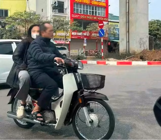 Hình ảnh ông N.P.H. và vợ đi xe máy không đội mũ bảo hiểm bị người dân ghi lại, phản ánh đến cơ quan chức năng. Ảnh: Trần Ngọc Quỳnh