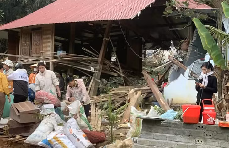 Cùng thời điểm, nhiều người dân địa phương cũng đã đến gia đình bị ảnh hưởng do vụ sạt lở để hỗ trợ.