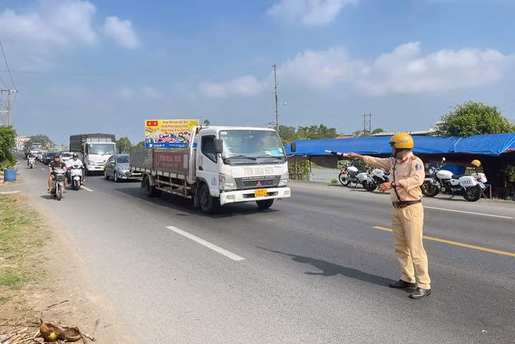 Lực lượng Cảnh sát có mặt kịp thời tại hiện trường phân luồng giao thông và triển khai chữa cháy. Ảnh: Công an tỉnh An Giang