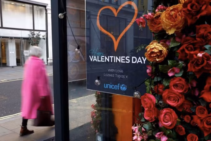 Biển quảng cáo Valentine tại một nhà hàng ở London. Ảnh: Reuters