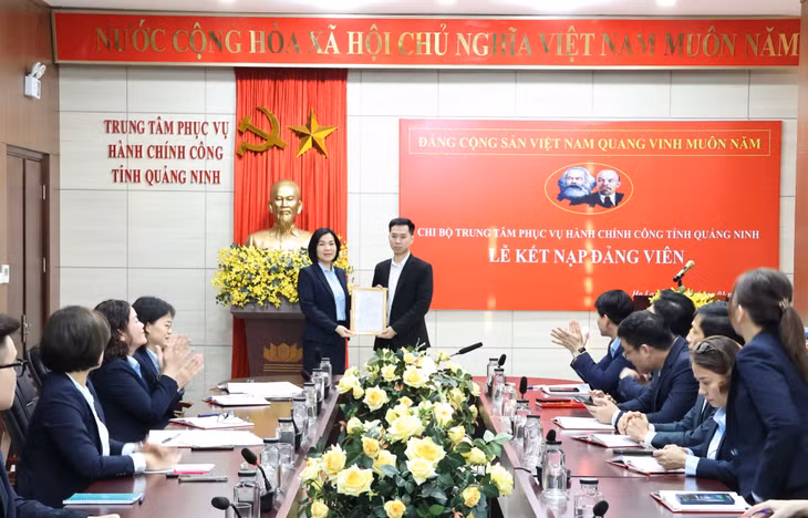 Chi bộ Trung tâm Phục vụ hành chính công tỉnh tổ chức Lễ kết nạp đảng viên mới.