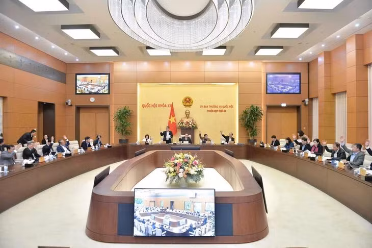 Ủy ban Thường vụ Quốc hội biểu quyết nhất trí với các nội dung cơ bản của dự thảo Nghị quyết với tỷ lệ tán thành 100%. (Ảnh: DUY LINH)